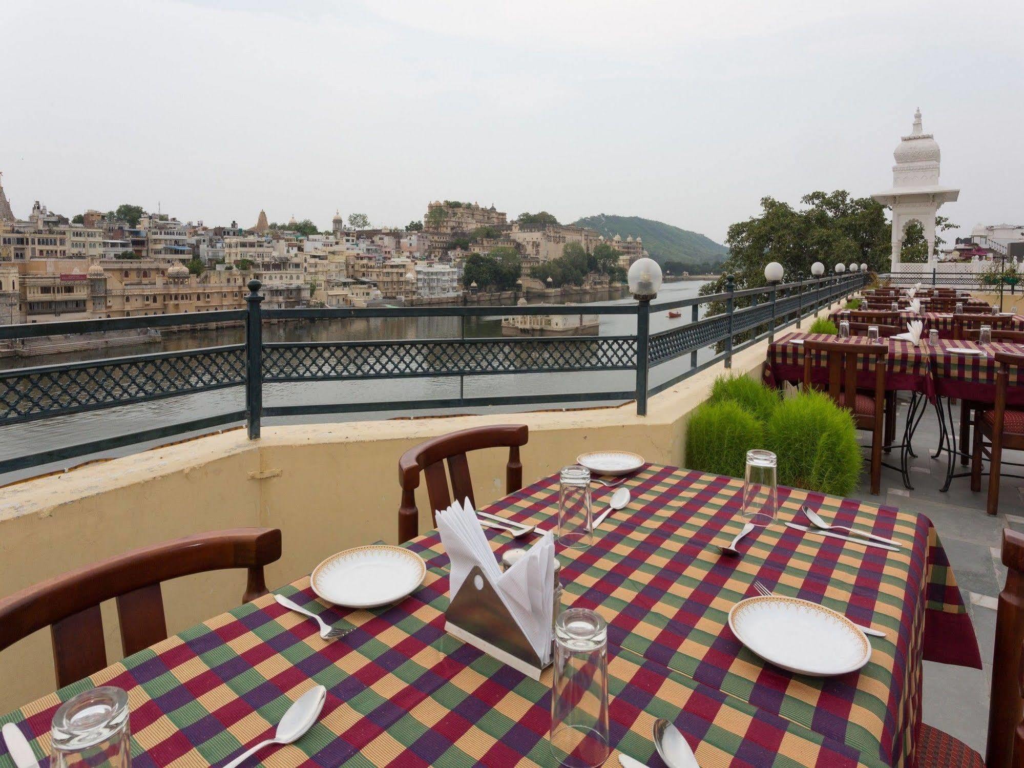 Sarovar - Lake Facing Boutique Hotel On Lake Pichola Удайпур Екстериор снимка